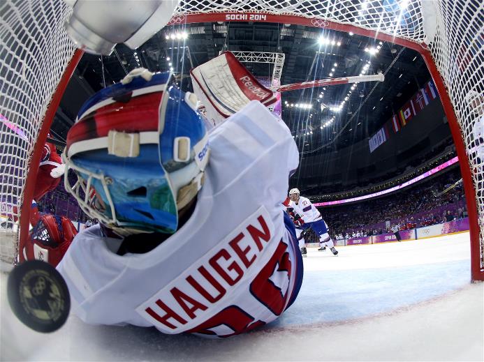 Сборная России по хоккею разгромила команду Норвегии Российские хоккеисты победили норвежцев со счетом 4:0 и вышли в четвертьфинал.