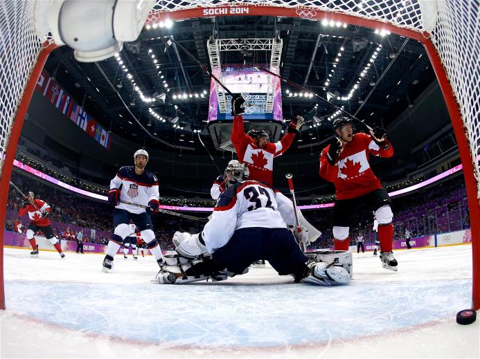 В полуфинале сборная Канады по хоккею обыграла хоккеистов из США со счетом 1:0. Перед этим сборная Швеции выиграла команду Финляндии со счетом 2:1.