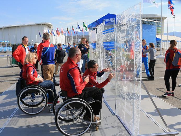 Символическую Паралимпийскую стену открыли в Прибрежной паралимпийской деревне в Сочи