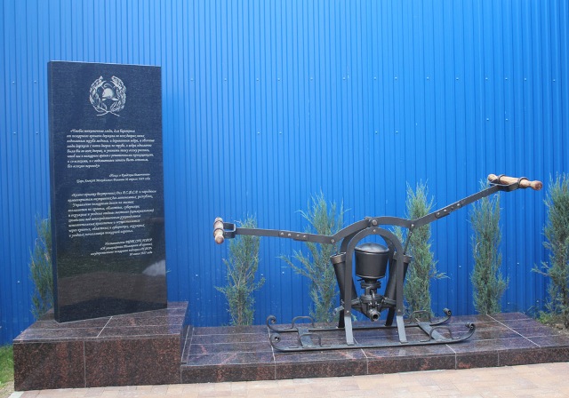 Насос для тушения пожаров 19-го века и стелу установили в МЧС Краснодарского края