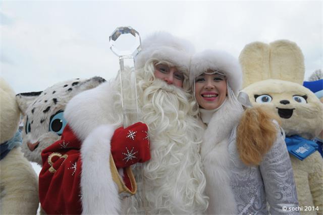 Дед Мороз приехал поздравить жителей Сочи со Старым Новым годом и посмотреть, как идет строительство его Резиденции в Олимпийском парке
