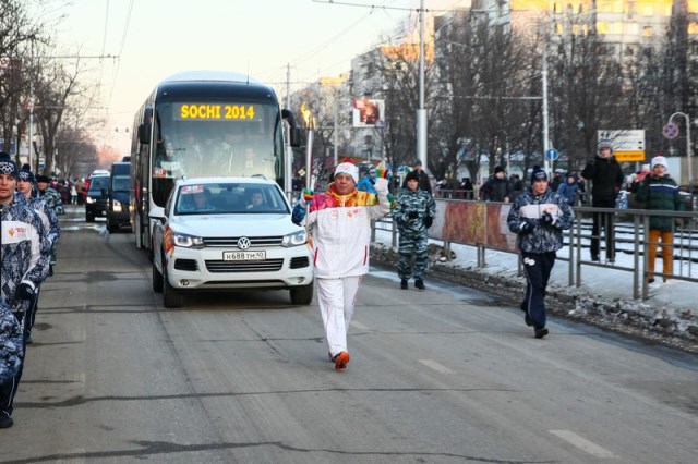 Эстафета олимпийского огня в Краснодаре завершилась на Театральной площади