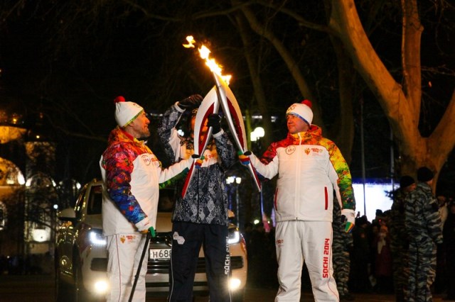 Эстафета олимпийского огня в Краснодаре завершилась на Театральной площади
