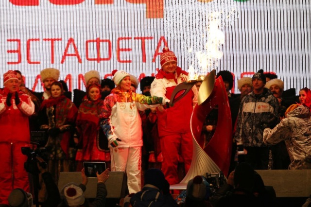 На Театральной площади Краснодара зажгли символическую чашу Олимпийского огня