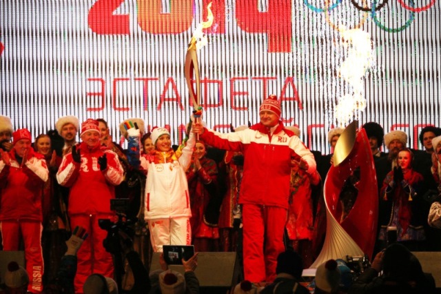 На Театральной площади Краснодара зажгли символическую чашу Олимпийского огня
